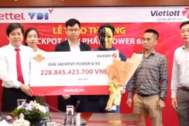 Một người đàn ông ở TP.HCM trúng độc đắc Vietlott gần 229 tỷ đồng