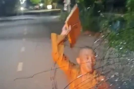 Người mặc y phục giống nhà sư hung hăng đập vỡ kính ô tô ở Bình Dương