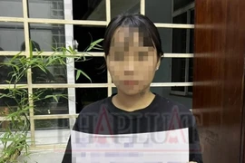 Cô gái cầm đầu nhóm nam thanh niên mang kiếm đi ‘xử’ đối thủ