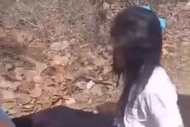 Clip nữ sinh lớp 7 bị nhóm bạn học lột quần áo, hành hung dã man 