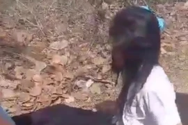 Clip nữ sinh lớp 7 bị nhóm bạn học lột quần áo, hành hung dã man 