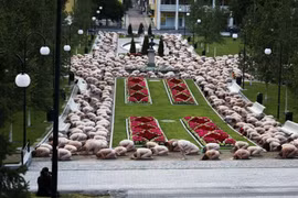 Cận cảnh gần 1.000 người khỏa thân ra đường chụp ảnh 