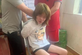 Cô gái nghi đang bị ngáo đá xông vào trụ sở công an quận gây rối