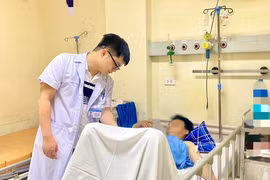 Tai nạn hy hữu, người đàn ông gần đứt rời dương vật