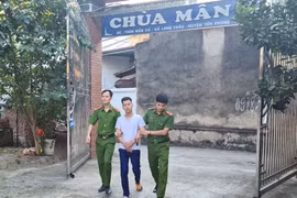 Cạy két trong nhà chùa trộm tiền mang gửi ngân hàng