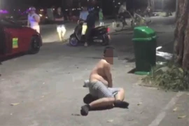 Cán bộ ở Huế nghi say xỉn, cởi quần áo phản cảm tại điểm du lịch