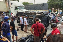 Khoảnh khắc ô tô tông trực diện khiến thiếu tá CSGT và 2 người dân tử vong