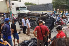 Khoảnh khắc ô tô tông trực diện khiến thiếu tá CSGT và 2 người dân tử vong