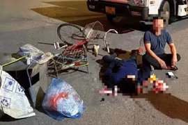 Tài xế xe tải ngồi thất thần bên thi thể cụ bà giữa đường 