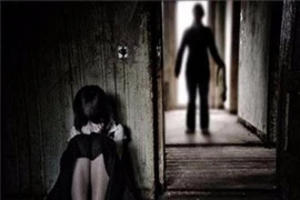 Thầy giáo giả vờ chơi trò bịt mắt để hiếp dâm bé gái 8 tuổi 