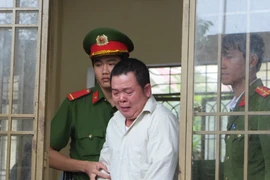 Vừa lái xe vừa rót trà uống, tài xế Phương Trang gây tai nạn làm 3 người chết