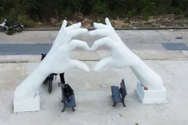 Xã đặc biệt khó khăn chi 480 triệu đồng làm 2 bàn tay xi măng 