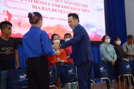 Hội Doanh nhân trẻ Việt Nam và Tập đoàn TTC tặng 900 phần quà cho bà con huyện Gò Dầu