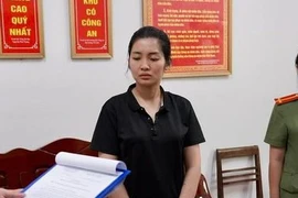 Cô gái trẻ đẹp truyền bá văn hoá phẩm đồi trụy 