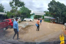 Bảo vệ cởi áo thách thức, không cho xe cứu thương đón bệnh nhân đang hấp hối