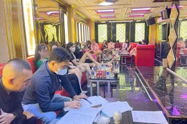 Phát hiện nhà hàng có 2 nữ tiếp viên mặc 'xuyên thấu' phục vụ khách