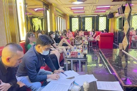 Phát hiện nhà hàng có 2 nữ tiếp viên mặc 'xuyên thấu' phục vụ khách