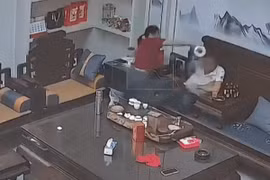 Video người vợ cầm ấm nước đang sôi dội lên đầu chồng gây sốc 