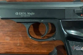 Hành khách nữ mang súng bút lắp sẵn đạn lên máy bay