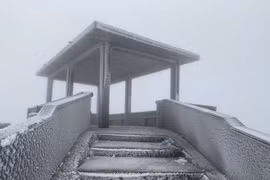 Nhiệt độ ở Mẫu Sơn xuống âm 1,4 độ C nhiều nơi có băng tuyết 