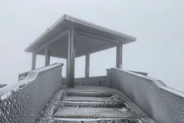 Nhiệt độ ở Mẫu Sơn xuống âm 1,4 độ C nhiều nơi có băng tuyết 