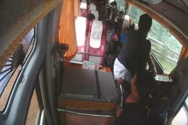 37 người thoát chết bên mép vực khi đèo Bảo Lộc sạt lở