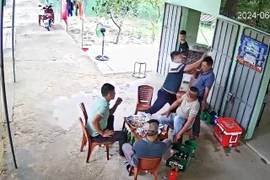 Cán bộ xã cầm cốc bia đánh vào đầu người khác tại quán nhậu