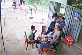 Cán bộ xã cầm cốc bia đánh vào đầu người khác tại quán nhậu