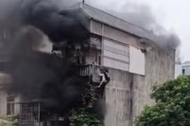 Clip thanh niên cõng 2 cô gái thoát khỏi đám cháy nhà trọ ở Hà Nội