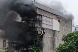 Clip thanh niên cõng 2 cô gái thoát khỏi đám cháy nhà trọ ở Hà Nội