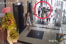 Xôn xao clip cô gái bị hành hung ở chung cư, bảo vệ đứng nhìn 