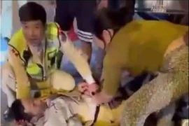 Học sinh lớp 12 lái xe máy tông CSGT sau khi vượt đèn đỏ