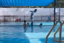 Nguyên nhân người đàn ông dìm bé trai xuống bể bơi ở Hà Nội là gì?