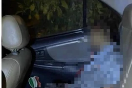 Người đàn ông ngồi chết trong ô tô đậu ven đường