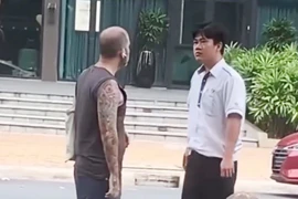 Tài xế taxi Vinasun sừng cồ khi bị khách nước ngoài nhắc nhở vứt rác bừa bãi 