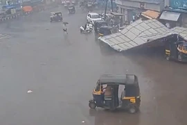 Clip sét đánh tấm biển quảng cáo đổ sập xuống nhóm người đang đứng 