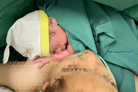 Thiếu nữ 15 tuổi sinh con nặng 2,7 kg