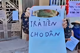 Người dân mở nhạc đám ma, mang băng rôn đi đòi nợ cựu cán bộ công an