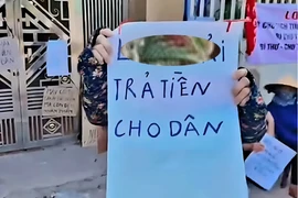 Người dân mở nhạc đám ma, mang băng rôn đi đòi nợ cựu cán bộ công an