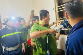 Cô gái ở TP HCM lọt trong khe hẹp 35cm giữa 2 vách tường 