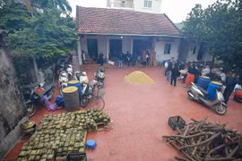 Người dân cả nước hối hả gói hàng nghìn chiếc bánh Tét gửi bà con vùng lũ 