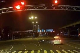 Camera ghi lại cảnh ô tô 16 chỗ vượt đèn đỏ gây tai nạn tại Thủ Đức