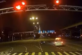 Camera ghi lại cảnh ô tô 16 chỗ vượt đèn đỏ gây tai nạn tại Thủ Đức