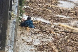 Clip chiến sĩ bị cuốn trôi theo dòng lũ tại cầu Cốc Lếu