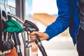 Giá xăng RON95 tăng 1.300 đồng, chạm 23.000 đồng/lít