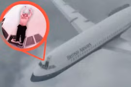 Cơ trưởng bị hút ra ngoài máy bay ở độ cao 5.000m vẫn sống sót