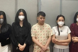 'Tú ông' điều hành diễn viên, ca sĩ bán dâm cắn cảnh sát khi bị bắt