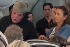 Video khách quậy kinh hoàng trên máy bay buộc cơ trưởng phải hạ cách khẩn 