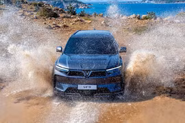 VinFast bàn giao 27 ô tô VF 9 đầu tiên cho khách hàng