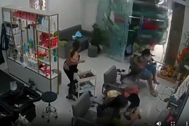 Camera quay lại cảnh 4 phụ nữ đang gội đầu may mắn thoát chết 